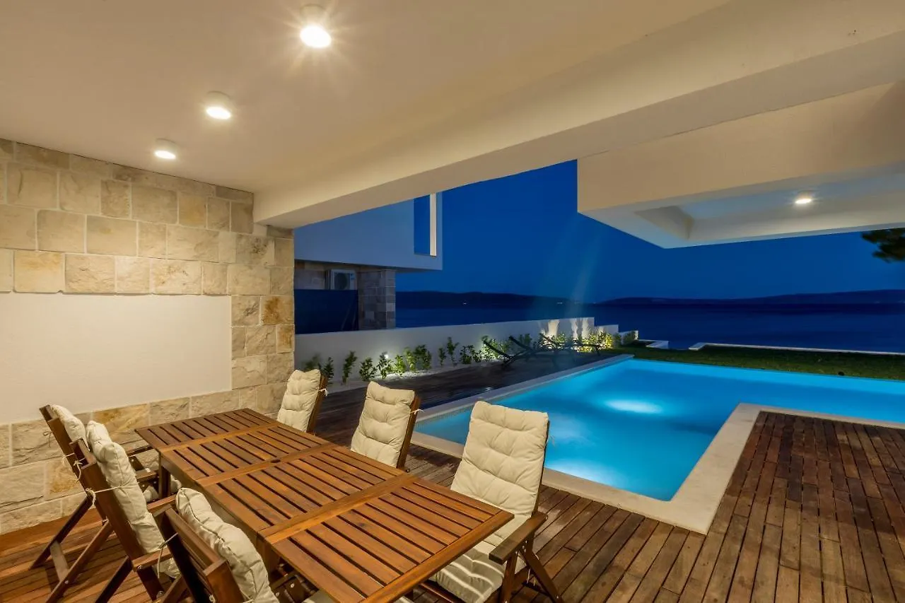 Villa Sea Star Luksuzna Vila Uz More S Infinity Bazenom Kastel Kambelovac  Kastela