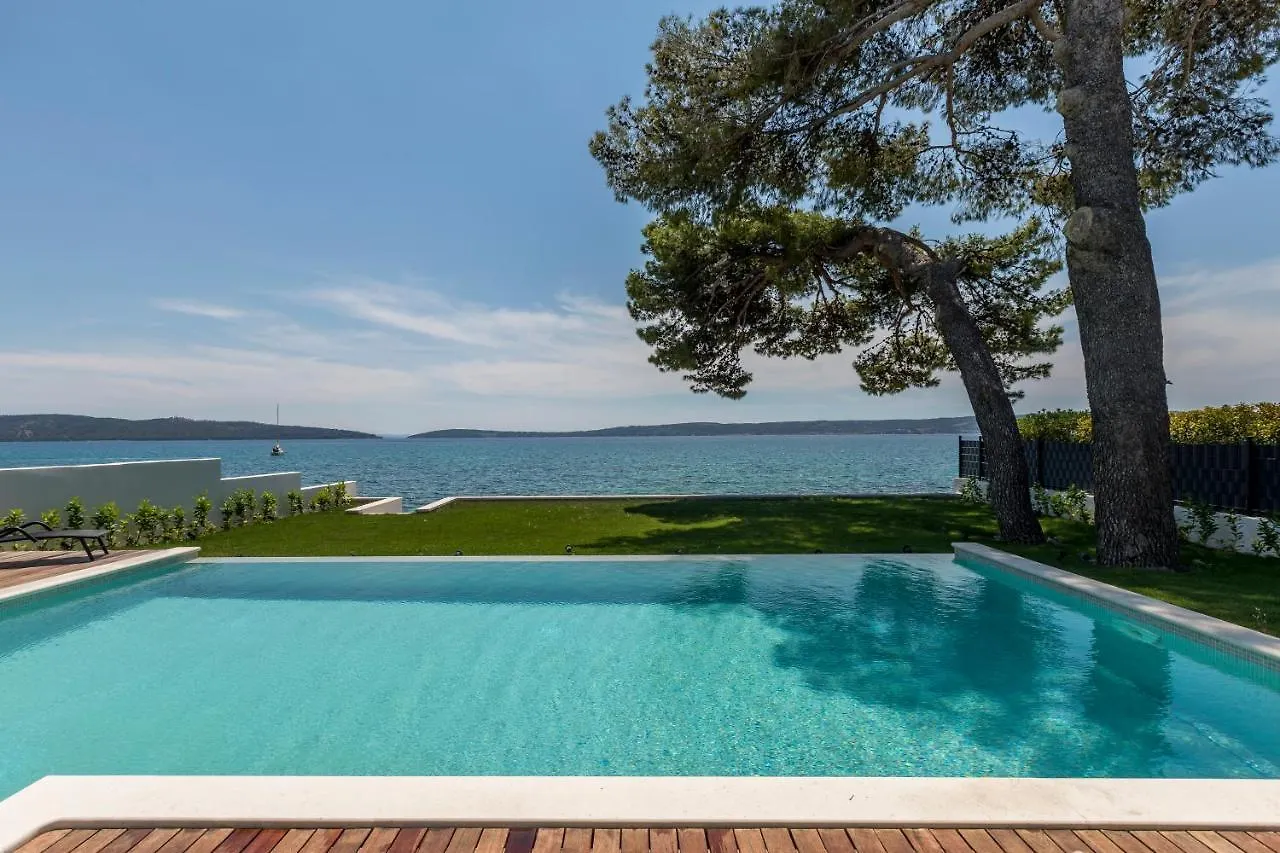 Villa Sea Star Luksuzna Vila Uz More S Infinity Bazenom Kastel Kambelovac Croatia