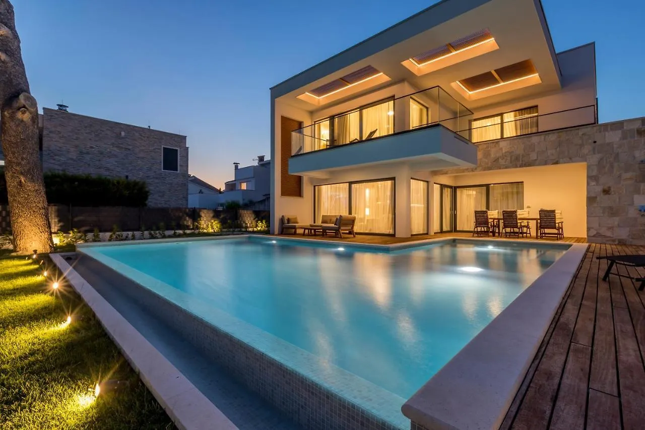 Villa Sea Star Luksuzna Vila Uz More S Infinity Bazenom Kastel Kambelovac  Kastela