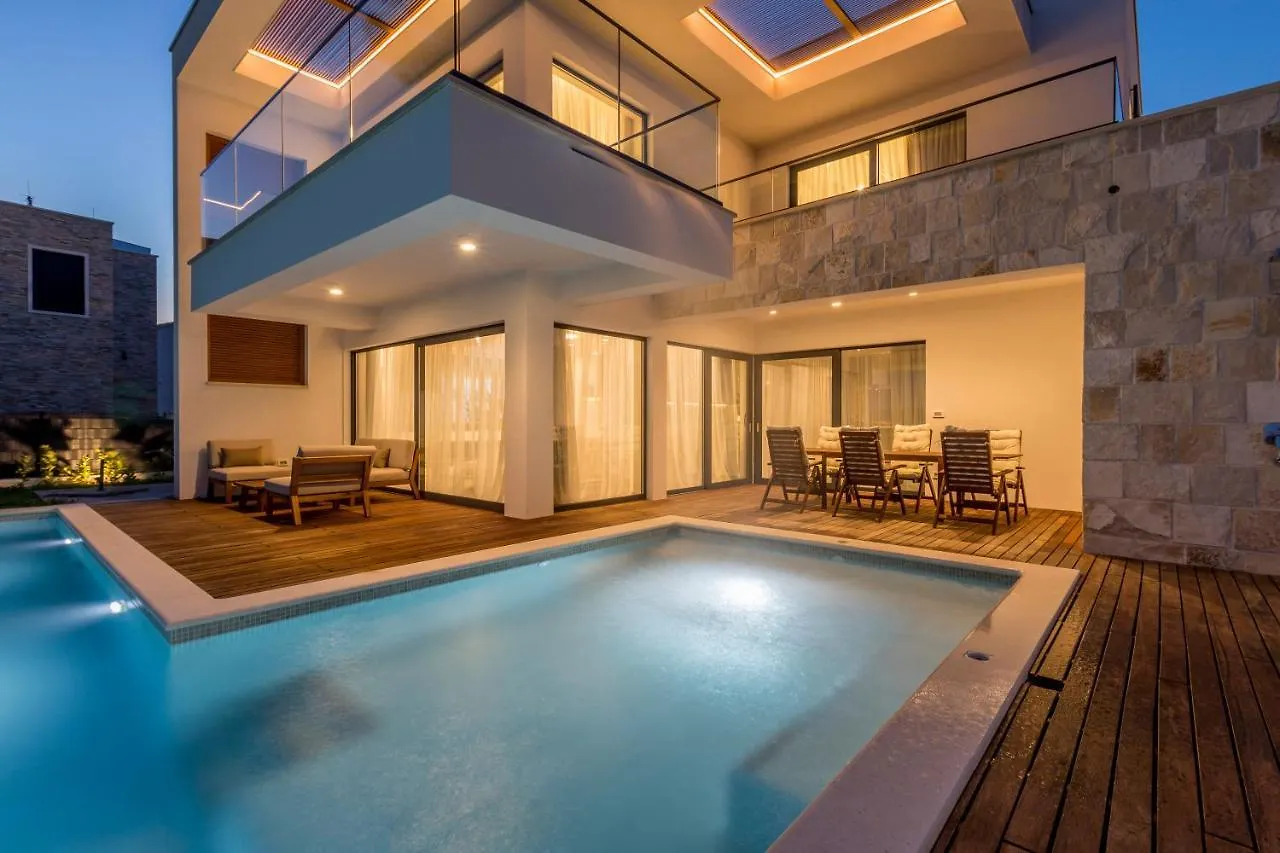 Villa Sea Star Luksuzna Vila Uz More S Infinity Bazenom Kastel Kambelovac
